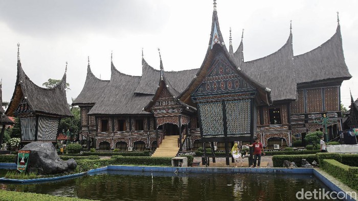 Presiden Jokowi mengambil alih pengelolaan TMII dari yayasan keluarga Soeharto kembali ke negara dengan sepucuk Peraturan Presiden (Perpres).