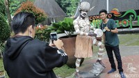 17 Juni 1987, di hadapan notaris Koesbiono Sarmanhadi dibuat akta persembahan Taman Mini Indonesia Indah dari Yayasan Harapan Kita kepada Negara Republik Indonesia yang diwakili Ibu Siti Hartinah Soeharto, yang bertindak dalam kedudukannya selaku Ketua Yayasan Harapan Kita kepada Bapak Soeharto yang bertindak dalam kedudukannya selaku Presiden RI.