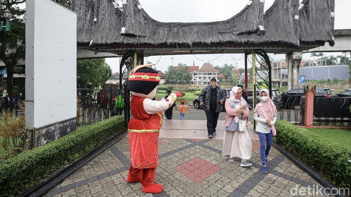 Presiden Jokowi mengambil alih pengelolaan TMII dari yayasan keluarga Soeharto kembali ke negara dengan sepucuk Peraturan Presiden (Perpres).