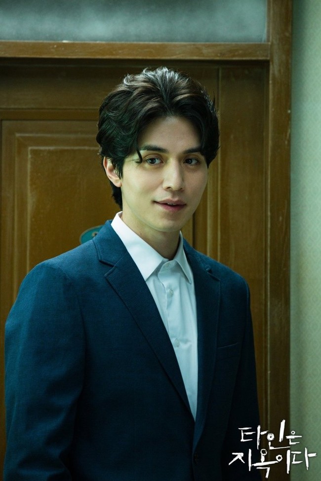 Dalam drama Korea Strangers from Hell, Lee Dong Wook memerankan Seo Moon Jo, seorang pembunuh psikopat yang berprofesi sebagai dokter gigi. Walau terlihat karismatik, penonton juga dibuat ngeri dengan tingkahnya. Foto: dok. OCN