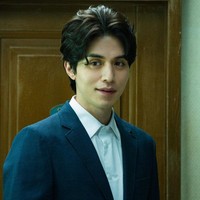 Dalam drama Korea Strangers from Hell, Lee Dong Wook memerankan Seo Moon Jo, seorang pembunuh psikopat yang berprofesi sebagai dokter gigi. Walau terlihat karismatik, penonton juga dibuat ngeri dengan tingkahnya. Foto: dok. OCN