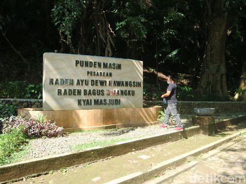 Suasana kompleks makam Kramat Masin Raden Ayu Dewi Nawangsih dan Raden Bagus Rinangku, Desa Kandangmas Kecamatan Dawe, Kudus, Kamis (8/4/2021).