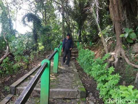 Suasana kompleks makam Kramat Masin Raden Ayu Dewi Nawangsih dan Raden Bagus Rinangku, Desa Kandangmas Kecamatan Dawe, Kudus, Kamis (8/4/2021).