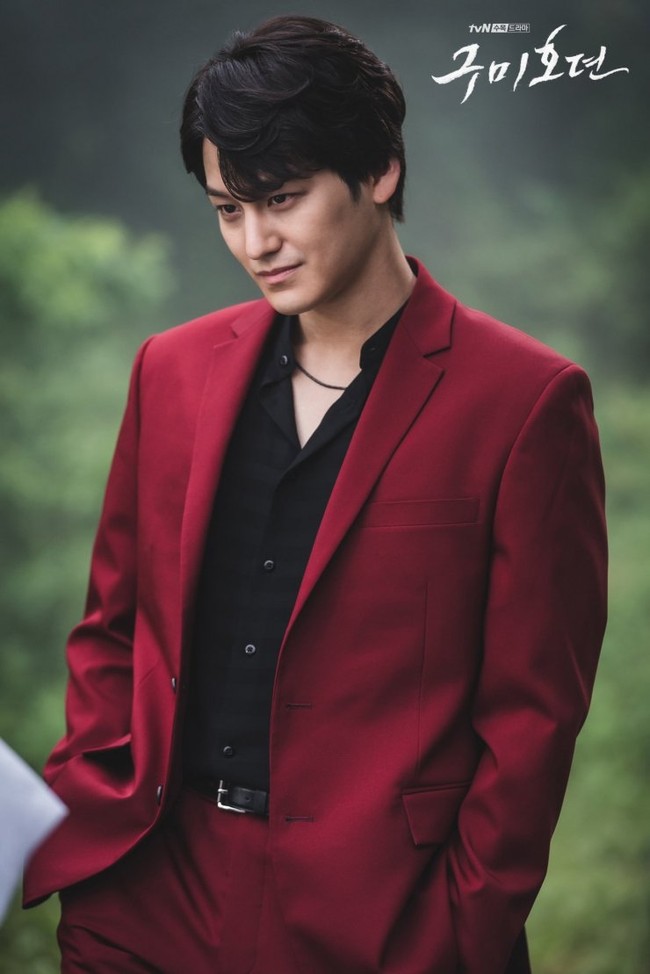 Perannya sebagai villain justru bikin Kim Bum makin karismatik. Dalam drakor Tale of The Nine Tailed, ia berperan sebagai Lee Rang, gumiho berdarah campuran yang kerap membuat kekacauan untuk adik tirinya Lee Yeon (pemain Lee Dong Wook). Foto: dok. tvN