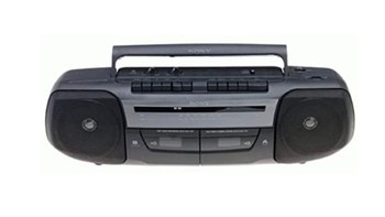 Sebelum era mendengarkan musik lewat streaming, dulu pakai perangkat double tape and radio ini. Foto: dok. Boredomtherapy