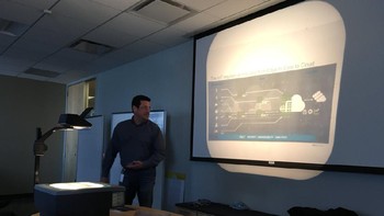 Overhead projector (OHP) sering digunakan sekolah untuk presentasi. Foto: dok. Boredomtherapy