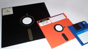 Sebelum era flash disk, ada disket dengan beragam ukuran. Foto: dok. Boredomtherapy
