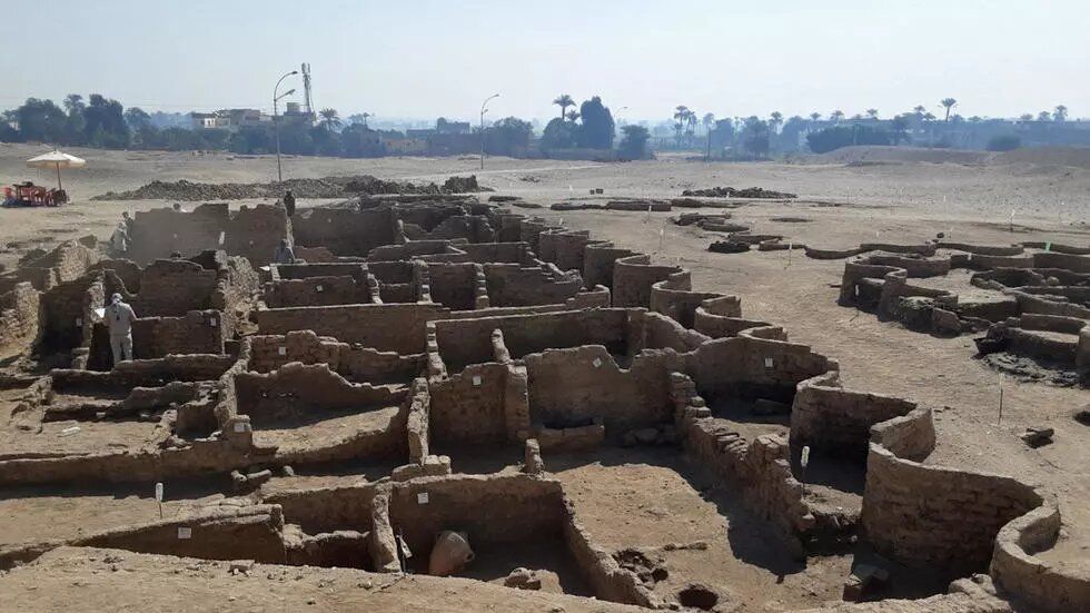 A handout picture released by the Egyptian Ministry of Antiquities on April 8, 2021, shows the remains of a 3,000 year old city, dubbed The Rise of Aten, dating to the reign of Amenhotep III, uncovered by the Egyptian mission near Luxor. © AFP Photo/Handout/Egyptian Ministry of Antiquities