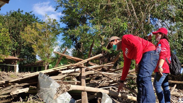 Tim Siaga Bencana Terra Telkomsel melalui Tim Siaga Bencana TERRA (Telkomsel Emergency Response & Recovery Activity) berupaya maksimal untuk memulihkan layanan telekomunikasi akibat bencana banjir bandang yang terjadi di sejumlah wilayah Provinsi Nusa Tenggara Timur. Pemulihan jaringan dan layanan difokuskan pada beberapa area vital, seperti Kantor Pemerintahan, Kepolisian, Posko Pengungsian, Rumah Sakit, dan Posko BASARNAS.