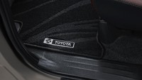 Pada baris kedua, akan diberikan floor mat dengan logo HUT ke-50 Toyota Indonesia.  Foto: Dok. Toyota-Astra Motor