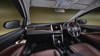 Sementara itu, pada interiornya akan dilengkapi dengan brownish wooden panel yang dihiasi dengan nuansa pedesaan berwarna coklat yang diharapkan akan memberikan perasaan damai di setiap perjalanan. Foto: Dok. Toyota-Astra Motor