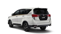 Dikatakan, Kijang Innova Special Edition ini menggunakan basis Kijang Innova Reborn. Kijang Innova Limited Edition ini terdapat pada Kijang Innova V Luxury Gasoline AT dan Venturer Diesel AT. Edisi khusus ini tampil dengan warna White Pearl dengan balutan sticker berwarna emas sebagai lambang 50 tahun kehadiran Toyota Indonesia. Sticker ini didesain khusus dengan motif yang menggambarkan perjalanan Toyota Kijang dari Generasi 1 sampai Generasi 6 saat ini. Foto: Dok. Toyota-Astra Motor