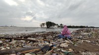 Tempat Pemakaman Umum Tambaklorok di lokasi itu memang sudah tak terlihat lagi karena dikikis abrasi dan air pasang yang akhir-akhir ini semakin tinggi. Namun masih banyak warga yang ingin datang untuk mendoakan leluhur atau keluarganya yang dimakamkan di sana.