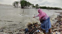 Jelang Ramadhan, warga masih berdatangan demi melaksanakan tradisi Nyadran meski hanya bisa sampai di pinggiran pantai.