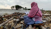 Di kawasan pesisir Semarang, TPU Tambaklorok sudah tidak terlihat lagi karena dikikis abrasi dan air pasang yang semakin tinggi. Angling Adhitya Purbaya/detikcom  