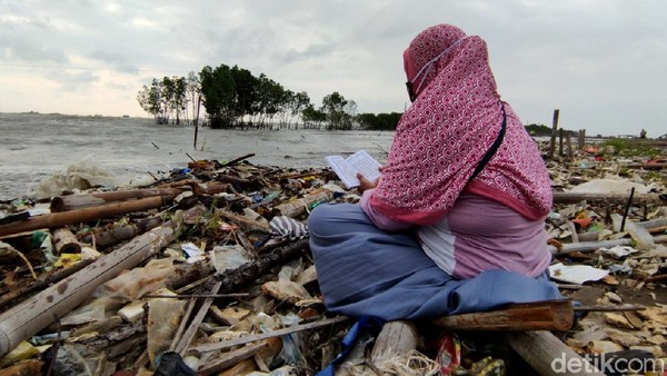 Di kawasan pesisir Semarang, TPU Tambaklorok sudah tidak terlihat lagi karena dikikis abrasi dan air pasang yang semakin tinggi. Angling Adhitya Purbaya/detikcom Di kawasan pesisir Semarang, TPU Tambaklorok sudah tidak terlihat lagi karena dikikis abrasi dan air pasang yang semakin tinggi. Angling Adhitya Purbaya/detikcom