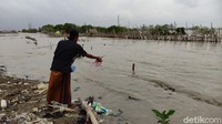 Area pemakaman tersebut sudah mulai tenggelam sejak sekitar tahun 2012. Kondisi makam yang tenggelam itu terkadang memberikan pengalaman tersendiri bagi nelayan. Tidak sedikit dari nelayan yang kadang menjaring nisan hingga tengkorak manusia. Angling Adhitya Purbaya/detikcom  
