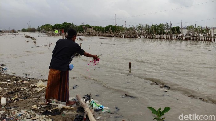 TPU Tambaklorok di Pesisir Semarang Hilang Terkikis Abrasi TPU Tambaklorok di kawasan pesisi Semarang sudah tidak terlihat lagi karena dikikis abrasi dan air pasang yang semakin tinggi.