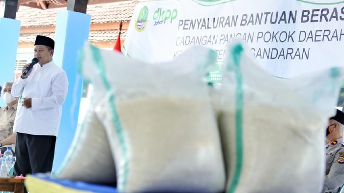 Upaya Mencegah Krisis Pangan di Jawa Barat Salah satu program dan visi misi jawa barat juara lahir batin adalah menjamin terpenuhinya sandang pangan dan papan.