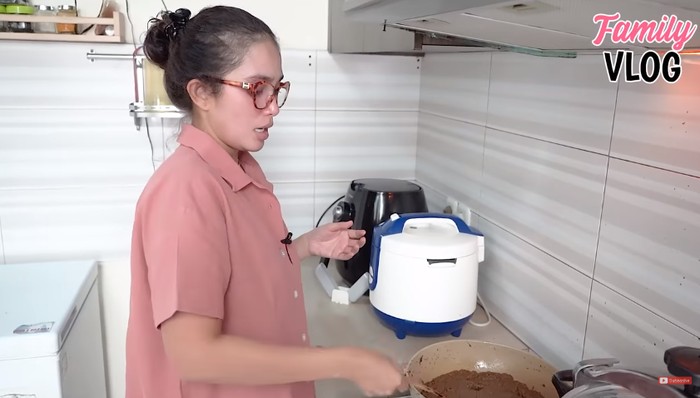 Ussy masak sop konro Sambut Puasa, Ussy Sulistiawaty Masak Sop Konro Khas Makassar