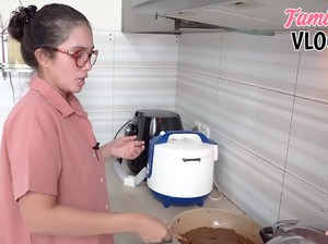 Sambut Puasa, Ussy Sulistiawaty Masak Sop Konro Khas Makassar