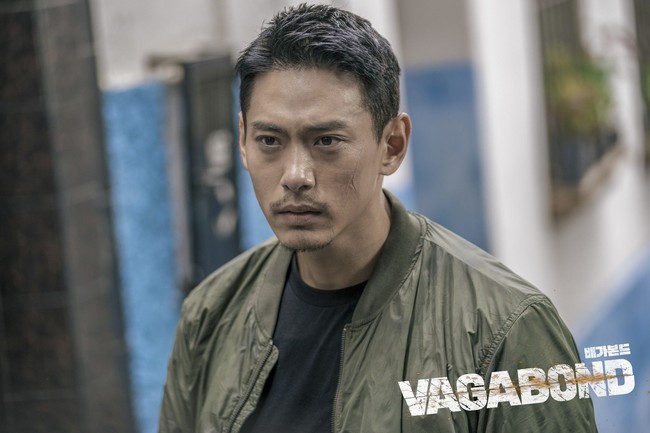 Villain drama Korea Vagabond ini sukses bikin penonton salah fokus. Aktor Teo Yoo yang berperan sebagai Jerome, penjahat yang menyabotase dan menyebabkan kecelakaan pesawat yang ditumpangi ponakan Lee Seung Gi. Foto: dok. SBS