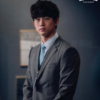 Akting TaecYeon sebagai psikopat dalam drama Korea Vincenzo menuai pujian dari netizen dan penggemarnya. Ia berperan sebagai Jang Jan Woo, ketua Babel Group yang bersitegang dengan Song Joong Ki. Foto: dok. tvN