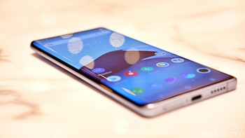 Layar Vivo X60 Pro punya tepian melengkung. Foto: Adi Fida Rahman/detikINET