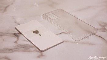 Vivo memberikan aksesori yang lengkap dalam kotak penjualannya. Ada case transparan, SIM card injector dan buku petunjuk. Foto: Adi Fida Rahman/detikINET