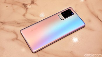 Ponsel ini membawa tiga kamera di bagian belakangnya yang membawa teknologo Vivo Zeiss Co-engineered Image System menjanjikan pengalaman fotografi mobile dengan hasil jepretan layaknya diambil dari kamera profesional. Foto: Adi Fida Rahman/detikINET