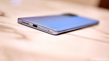 Bagian bawahnya hanya terdapat port USB Type C dan speaker. Foto: Adi Fida Rahman/detikINET