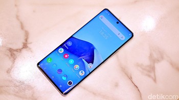 Vivo X60 Pro turut mengusung panel AMOLED 6,56 inch dengan resolusi Full HD+, HDR10+, refresh rate 120Hz dan terlindung Gorilla Glass 6. Foto: Adi Fida Rahman/detikINET