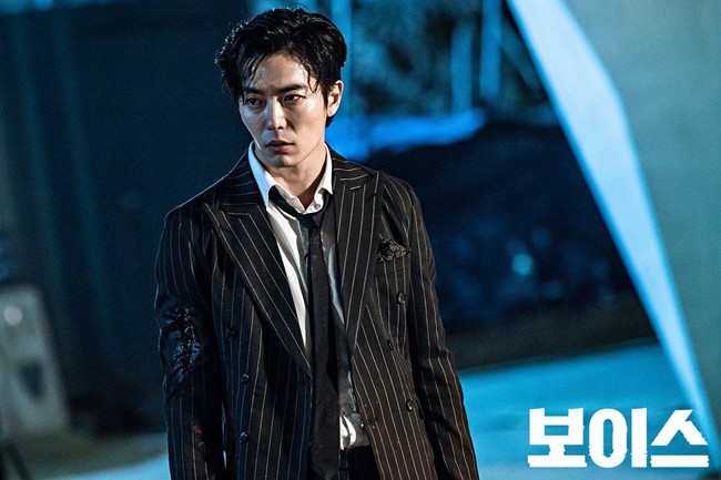 Akting Kim Jae Wook sebagai villain ganteng masih lekat dalam ingatan penonton. Ia sukses menambah ketegangan drakor Voice sebagai Mo Tae Goo, CEO Sungwun Express yang kerap membunuh tunawisma. Foto: dok. OCN