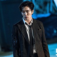 Akting Kim Jae Wook sebagai villain ganteng masih lekat dalam ingatan penonton. Ia sukses menambah ketegangan drakor Voice sebagai Mo Tae Goo, CEO Sungwun Express yang kerap membunuh tunawisma. Foto: dok. OCN