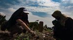 Momen Ziarah di TPU COVID Srengseng Sawah Jelang Ramadhan