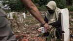 Momen Ziarah di TPU COVID Srengseng Sawah Jelang Ramadhan