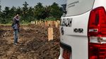 Momen Ziarah di TPU COVID Srengseng Sawah Jelang Ramadhan