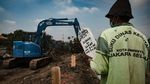 Momen Ziarah di TPU COVID Srengseng Sawah Jelang Ramadhan