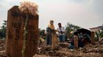 Momen Ziarah di TPU COVID Srengseng Sawah Jelang Ramadhan