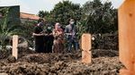 Momen Ziarah di TPU COVID Srengseng Sawah Jelang Ramadhan