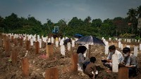 Foto: Sejak Sabtu (10/4/2021) pagi, peziarah silih berganti mengunjungi pemakaman pasien COVID-19 di TPU Srengseng Sawah, Jakarta Selatan (Andhika Prasetia/detikcom)