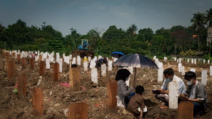 Warga melakukan ziarah menjelang bulan Ramadhan di TPU COVID Srengseng Sawah, Jakarta Selatan. Warga melakukan ziarah menjelang bulan Ramadhan di TPU COVID Srengseng Sawah, Jakarta Selatan.
