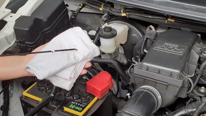 6 cairan di mobil yang bisa diperiksa sendiri