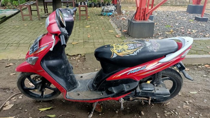 Apes! Usai Embat Motor, Maling di Pasuruan Beli Minum di Warung Korban