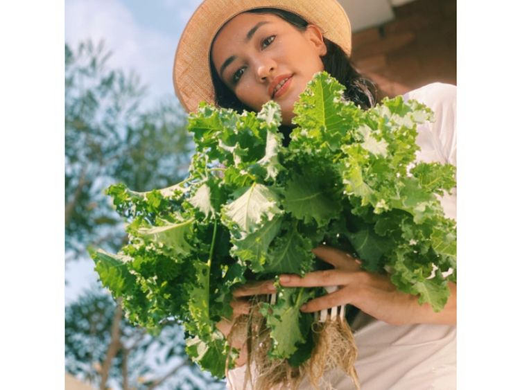 Potret Atiqah Hasiholan dan Sang Putri saat Panen Sayuran di Kebun