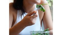 Sayuran hasil panennya itu kemudian diolah menjadi hidangan yang lezat. Seperti yang terlihat dalam foto ini, Atiqah menikmati salad sayuran. Foto: Instagram @atiqahhasiholan