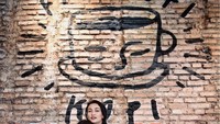 Kalau yang satu ini adalah momen Atiqah bersama putrinya saat mampir ke kedai filosofi kopi. Bisnis coffee shop miilik Rio Dewanto, Chiko Jeriko dan rekan-rekannya. Foto: Instagram @atiqahhasiholan
