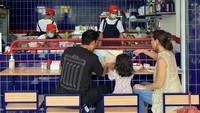 Selain itu, mereka juga sering kulineran bareng di restoran keren. Salah satunya di restoran mie yan satu ini. Foto: Instagram @atiqahhasiholan