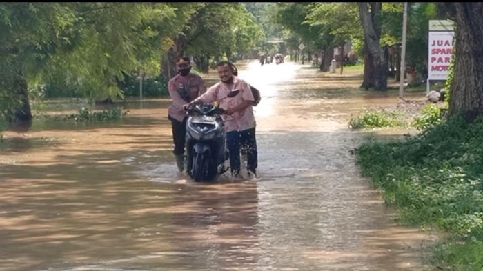 banjir di ngawi akibat luapan sungai madiun