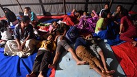 Di Desa Kali Uling, Lumajang, Jawa Timur, tak sedikit warga yang membangun tenda di teras dan halaman rumahnya guna mengantisipasi gempa susulan.